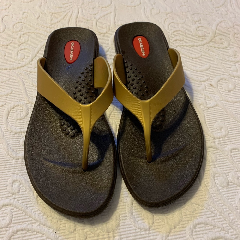 Okabashi M/L gold flip flop